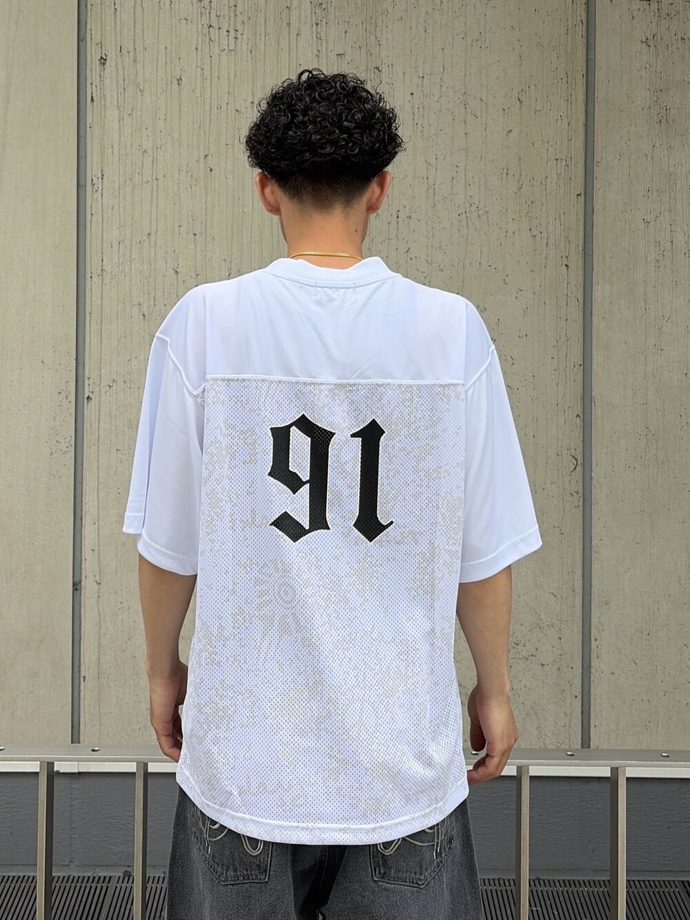 ホワイト系のTシャツ/カットソー、ブラック系のデニムパンツを着用したメンズの夏コーディネートの6枚目の写真