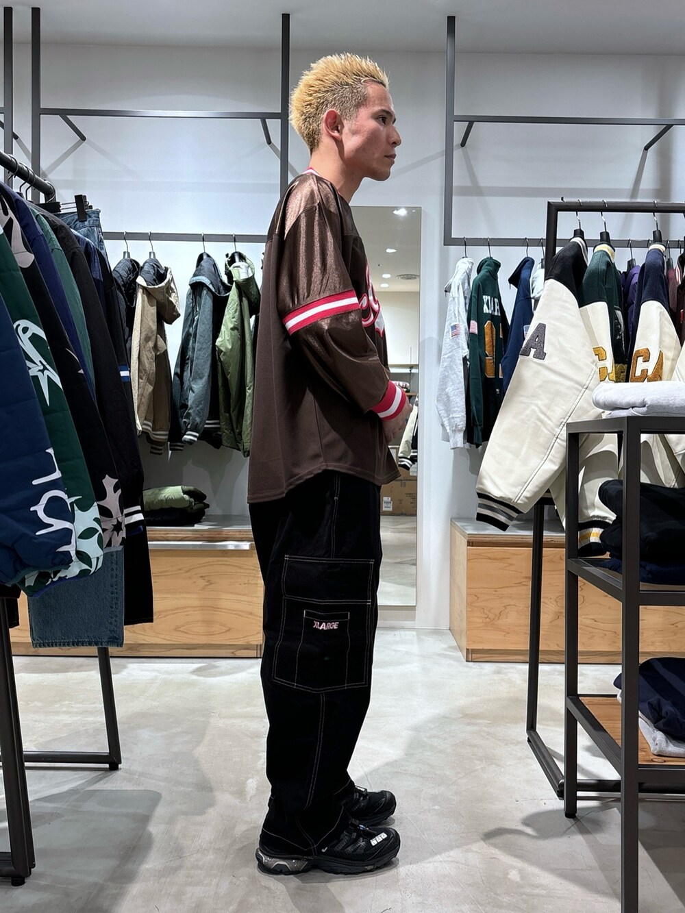 ブラウン系のシャツ/ブラウス、ブラック系のカーゴパンツを着用したメンズの冬コーディネートの4枚目の写真