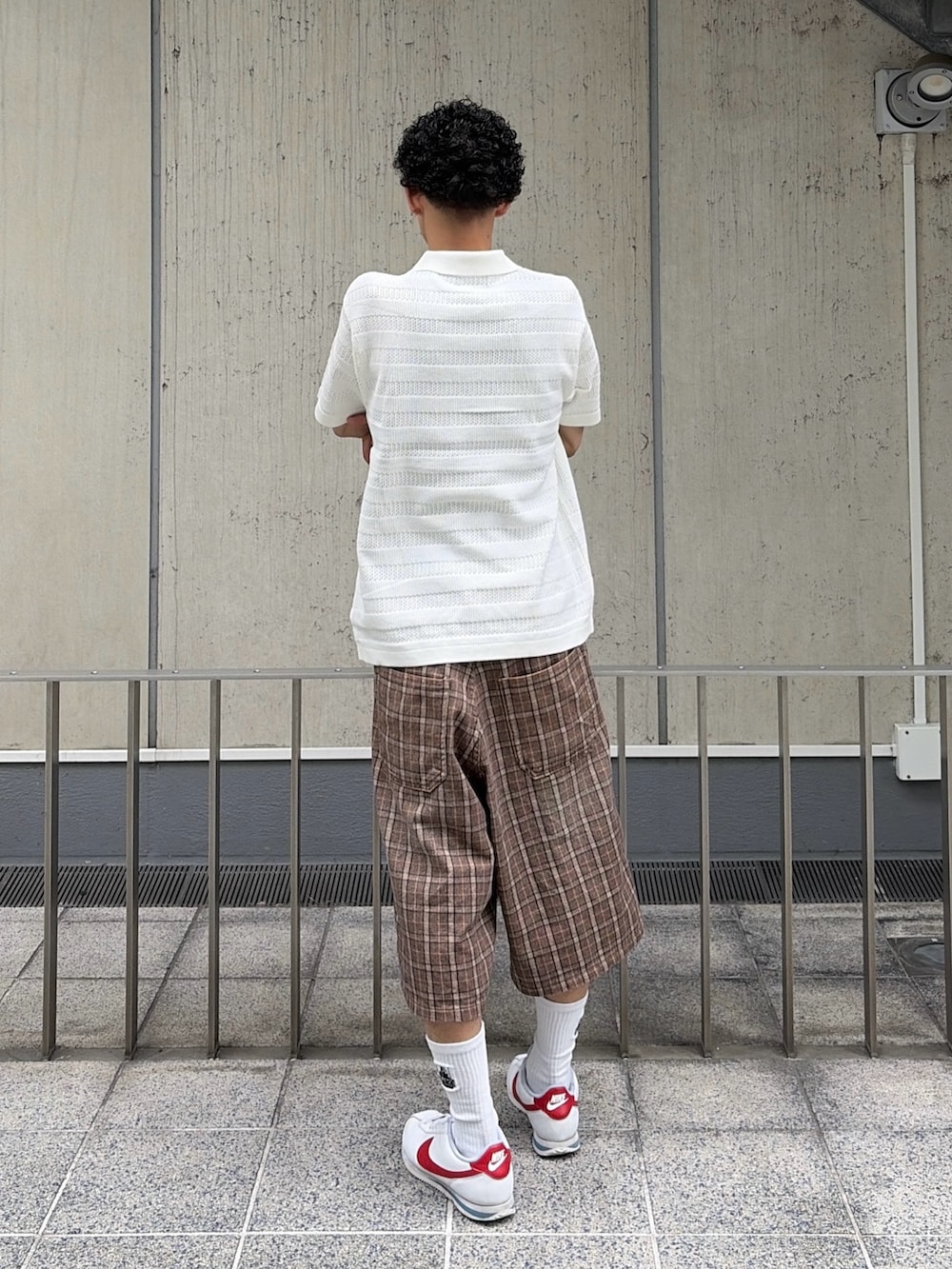 ホワイト系のポロシャツ、その他のその他パンツを着用したメンズの夏コーディネートの4枚目の写真