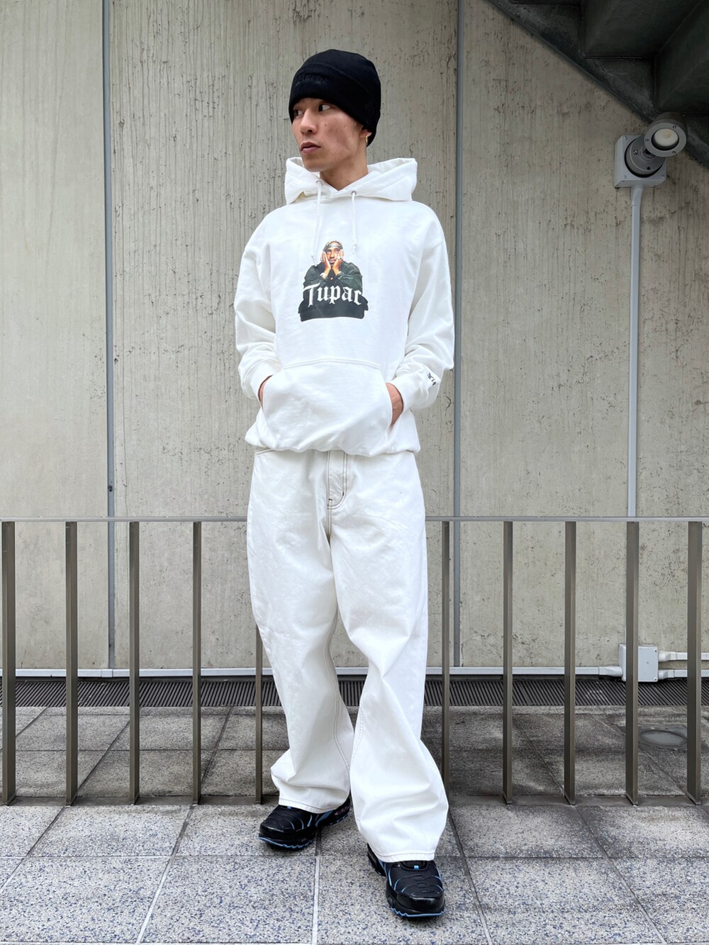 ホワイト系のパーカー、ブルー系のデニムパンツ、ブラック系のニットキャップ/ビーニーを着用したメンズの冬コーディネートの4枚目の写真