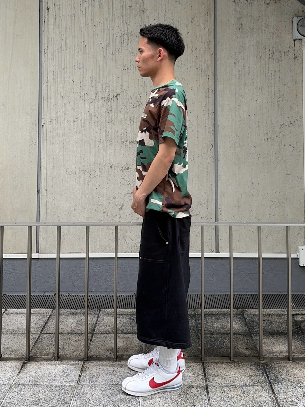 その他のTシャツ/カットソー、グレー系のスウェットパンツを着用したメンズの夏コーディネートの2枚目の写真