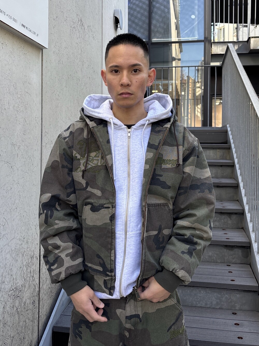 その他のブルゾン、その他のその他パンツ、グレー系のパーカーを着用したメンズの冬コーディネートの5枚目の写真