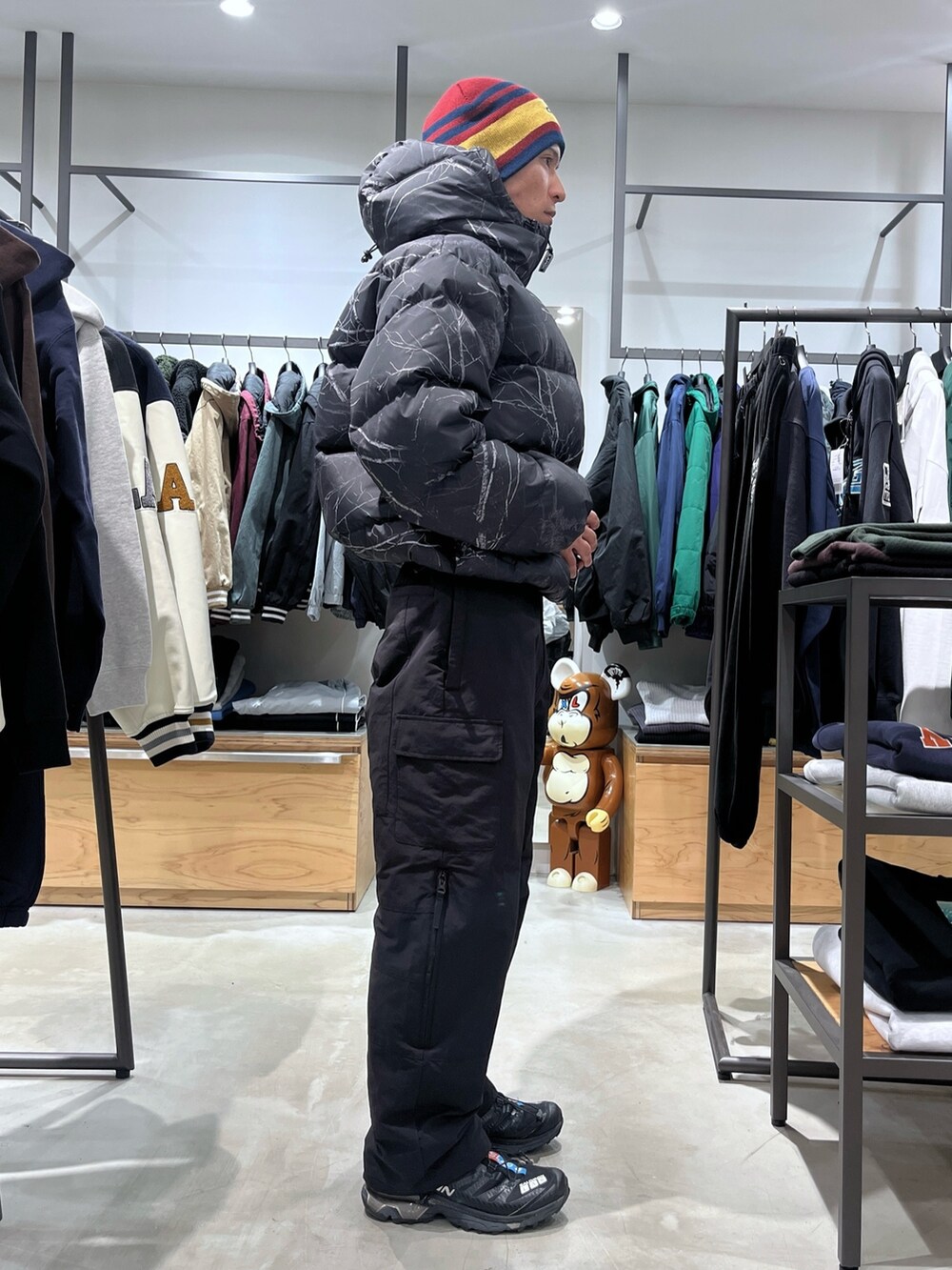 その他のダウンジャケット/コート、ブラック系のその他パンツ、ブラック系のニットキャップ/ビーニーを着用したメンズの冬コーディネートの4枚目の写真