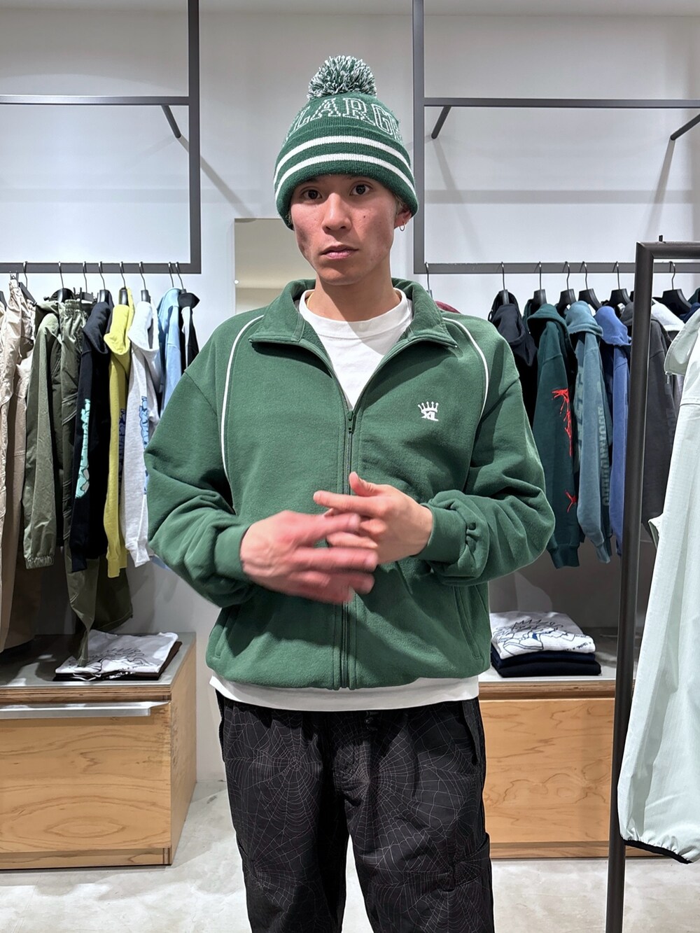 グリーン系のスウェット、ブラック系のその他パンツを着用したメンズの春コーディネートの5枚目の写真