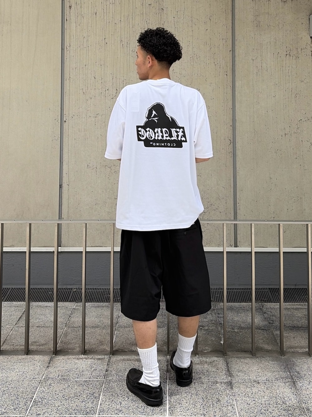 ブラック系のTシャツ/カットソー、ブラック系のその他パンツを着用したメンズの夏コーディネートの6枚目の写真