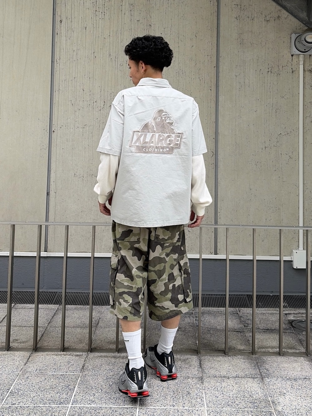 その他のカーゴパンツ、グレー系のシャツ/ブラウス、ホワイト系のTシャツ/カットソーを着用したメンズの春コーディネートの4枚目の写真