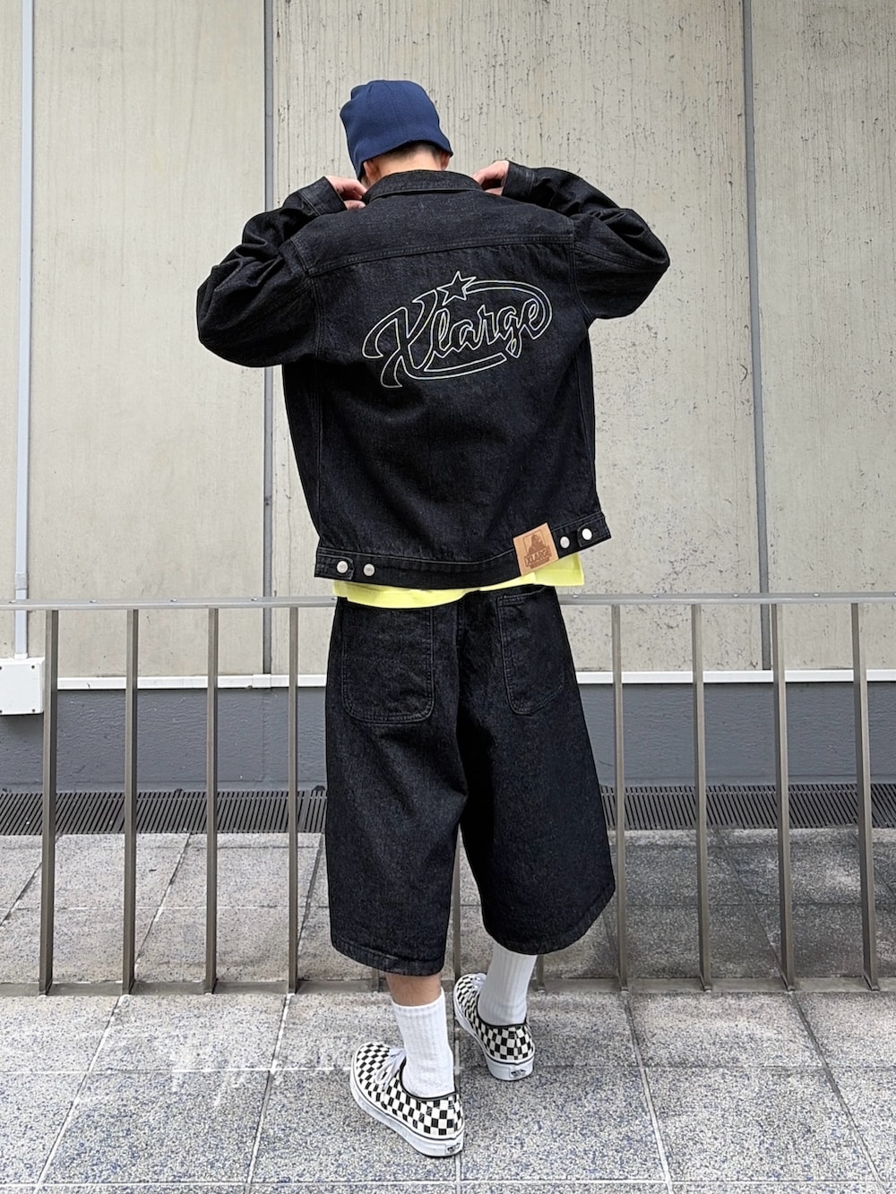 ブラック系のデニムジャケット、ブラック系のその他パンツ、イエロー系のTシャツ/カットソーを着用したメンズの夏コーディネートの7枚目の写真