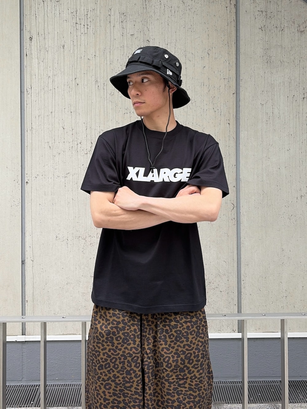ブラック系のTシャツ/カットソー、ブラック系のその他パンツ、ブラック系のハットを着用したメンズの春コーディネートの6枚目の写真