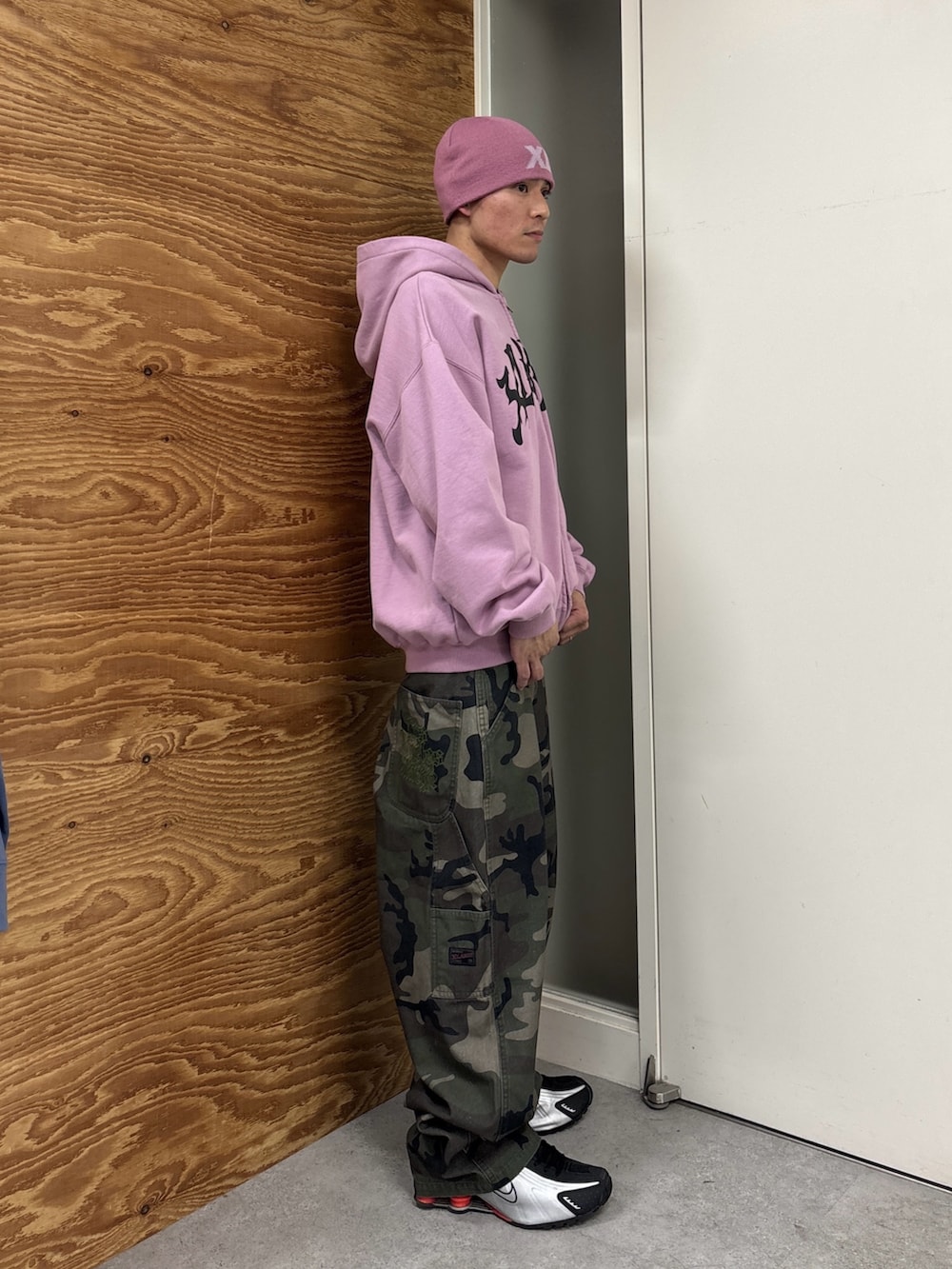 ピンク系のパーカー、その他のその他パンツ、ピンク系のニットキャップ/ビーニーを着用したメンズの冬コーディネートの4枚目の写真