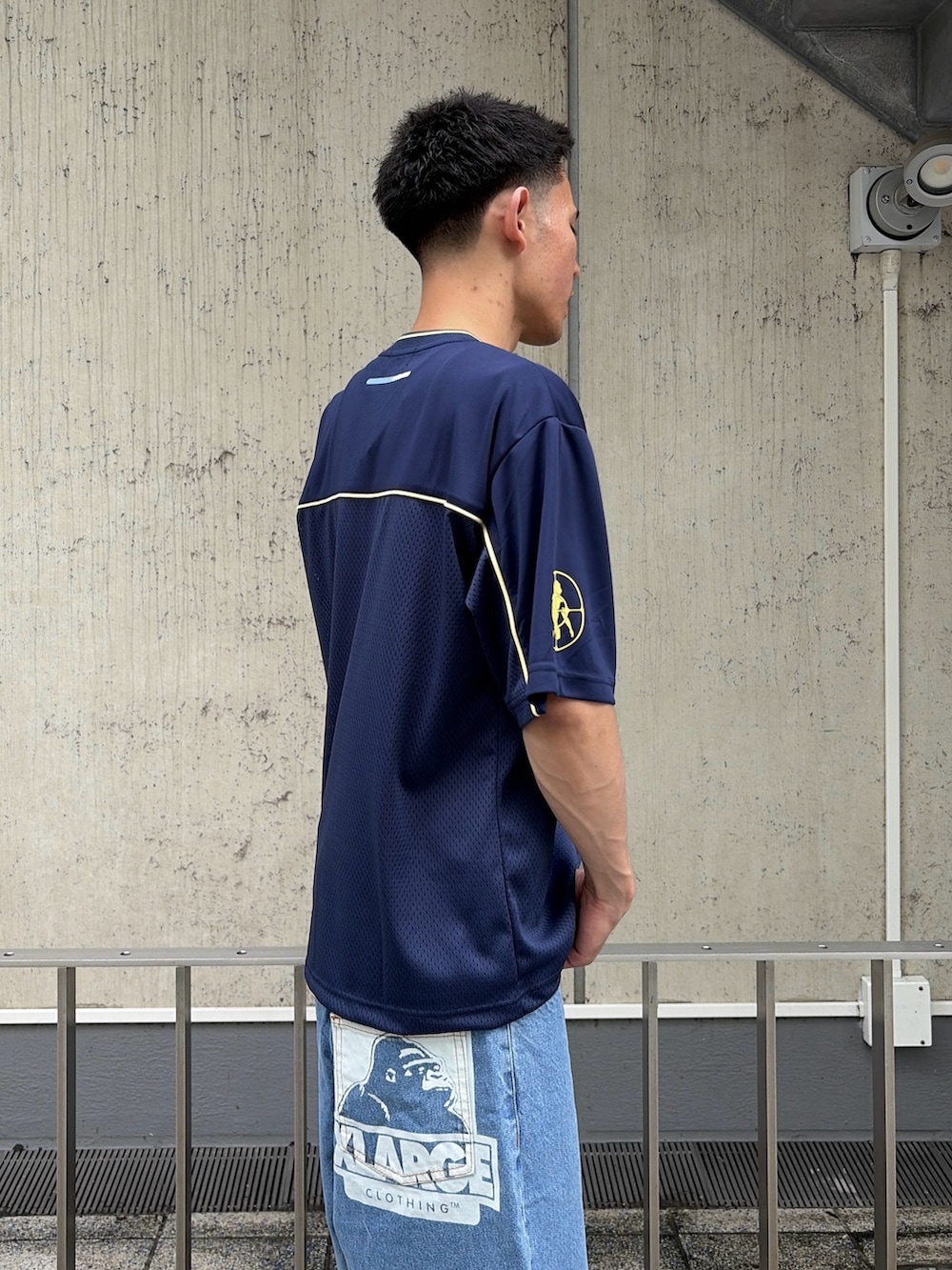 ホワイト系のTシャツ/カットソー、ブルー系のデニムパンツを着用したメンズの夏コーディネートの6枚目の写真