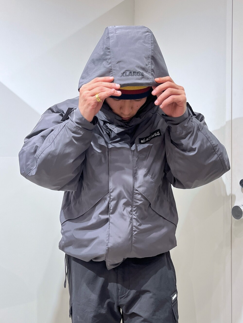 ブラック系のその他パンツ、グレー系のその他アウターを着用したメンズの冬コーディネートの6枚目の写真