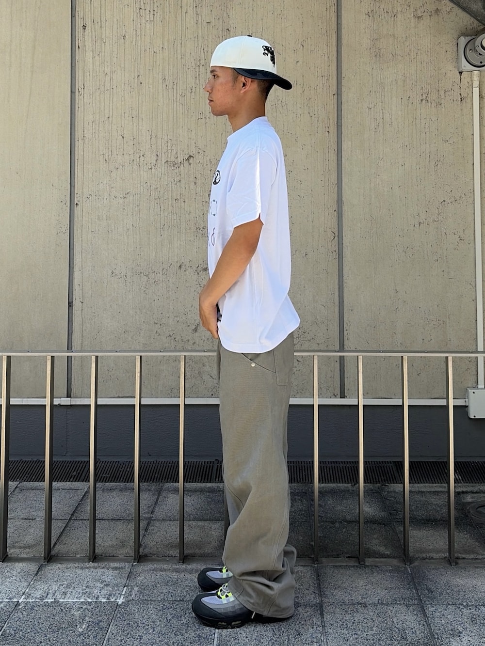 ホワイト系のTシャツ/カットソー、グレー系のその他パンツ、ホワイト系のキャップを着用したメンズの夏コーディネートの3枚目の写真