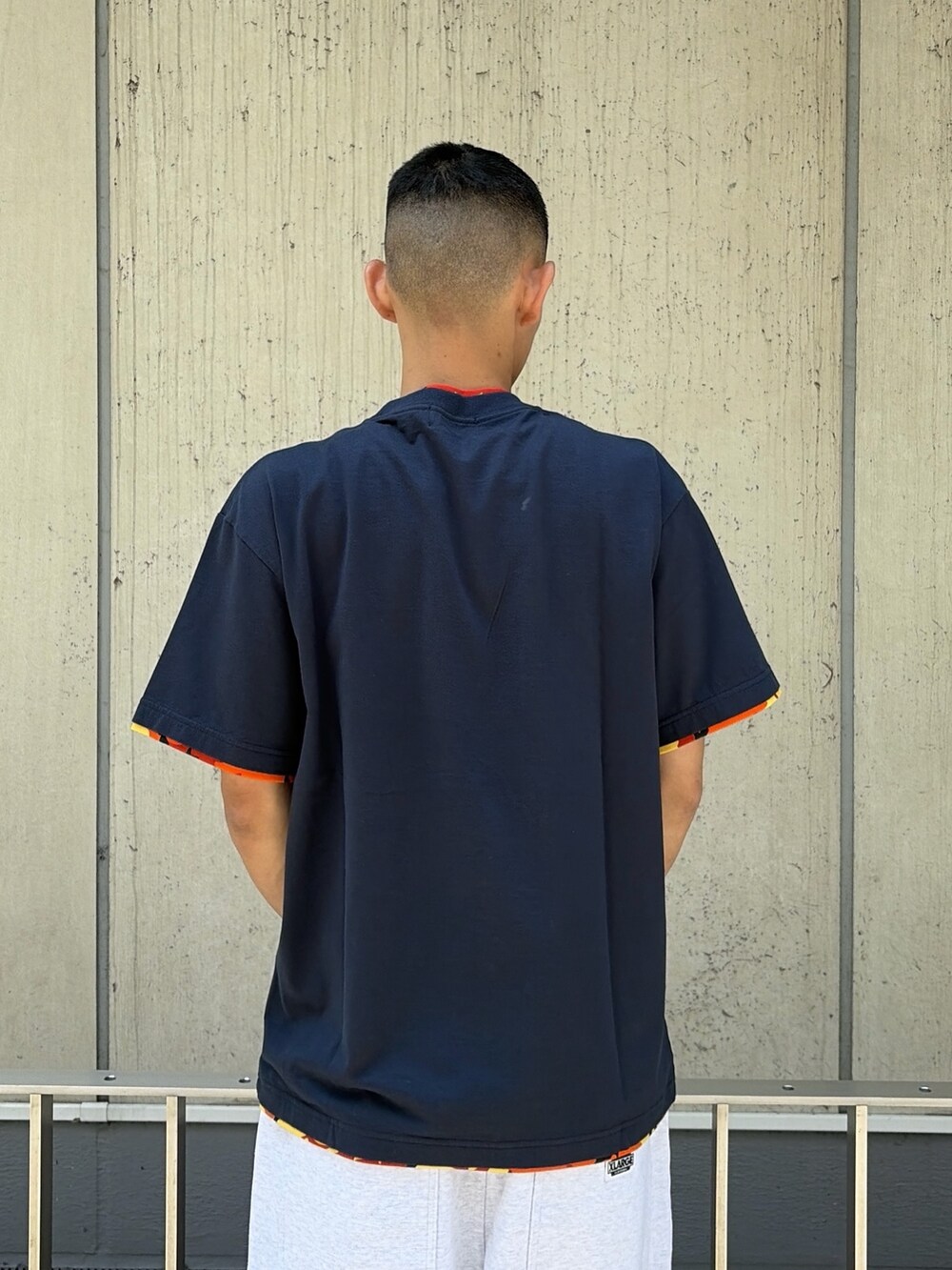 ブルー系のTシャツ/カットソー、グレー系のスウェットパンツを着用したメンズの夏コーディネートの7枚目の写真
