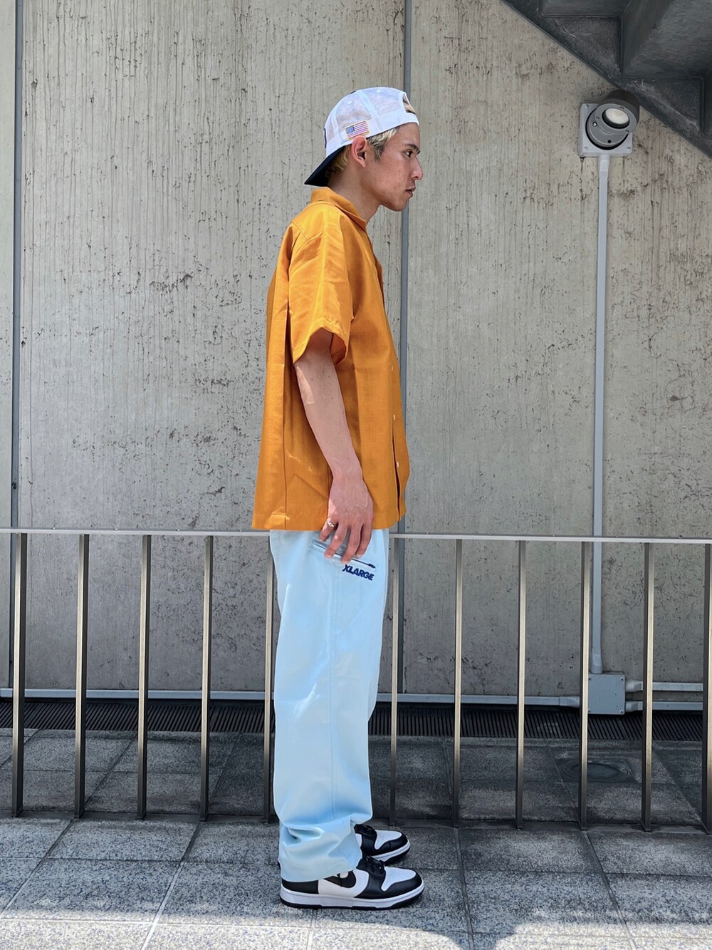 イエロー系のシャツ/ブラウス、グリーン系のその他パンツ、ホワイト系のキャップを着用したメンズの夏コーディネートの4枚目の写真