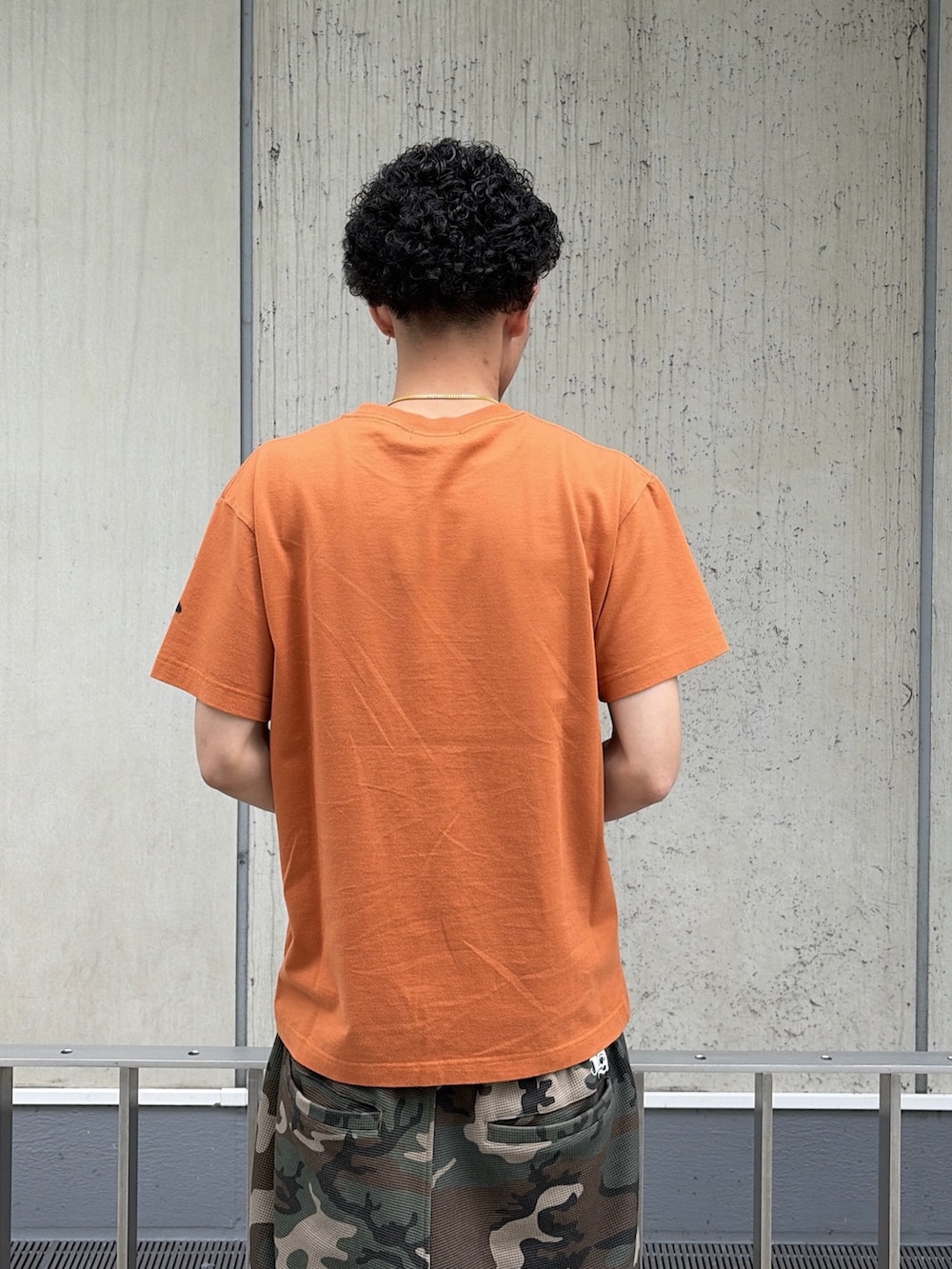 オレンジ系のTシャツ/カットソー、その他のその他パンツを着用したメンズの夏コーディネートの7枚目の写真