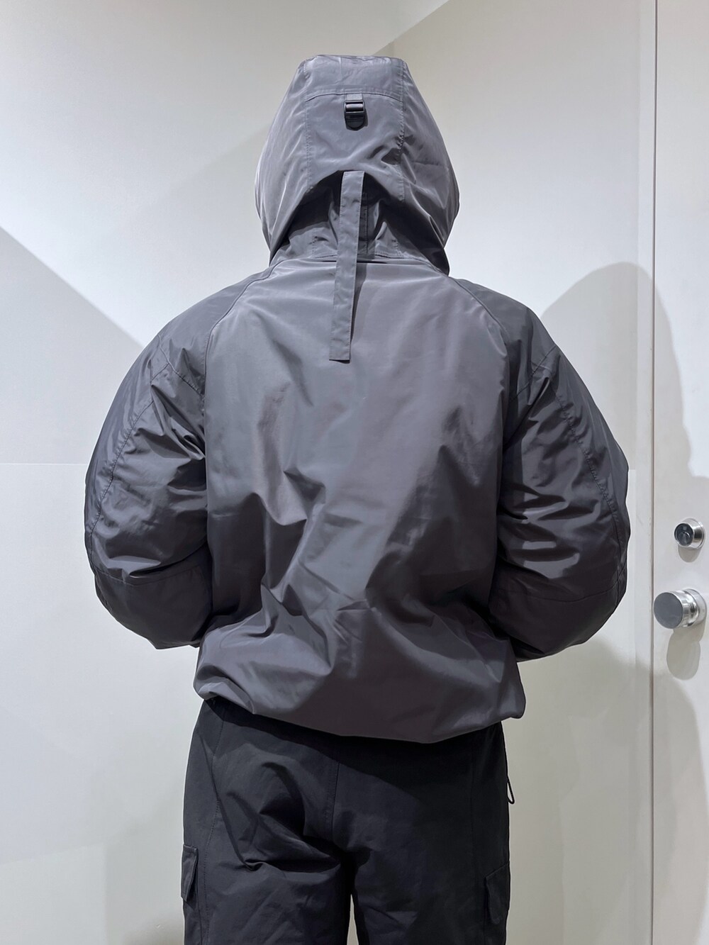 ブラック系のその他パンツ、グレー系のその他アウターを着用したメンズの冬コーディネートの7枚目の写真