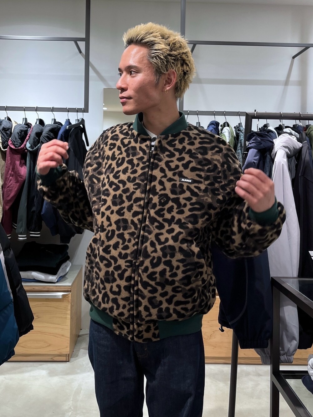 グリーン系のその他アウター、ブルー系のデニムパンツを着用したメンズの冬コーディネートの9枚目の写真