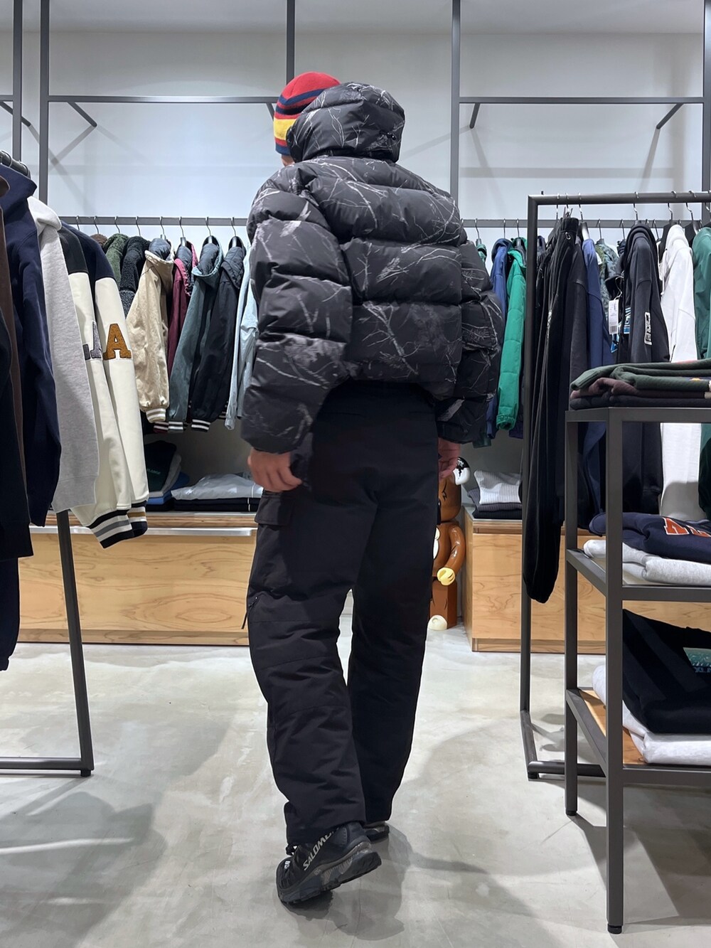 その他のダウンジャケット/コート、ブラック系のその他パンツ、ブラック系のニットキャップ/ビーニーを着用したメンズの冬コーディネートの5枚目の写真