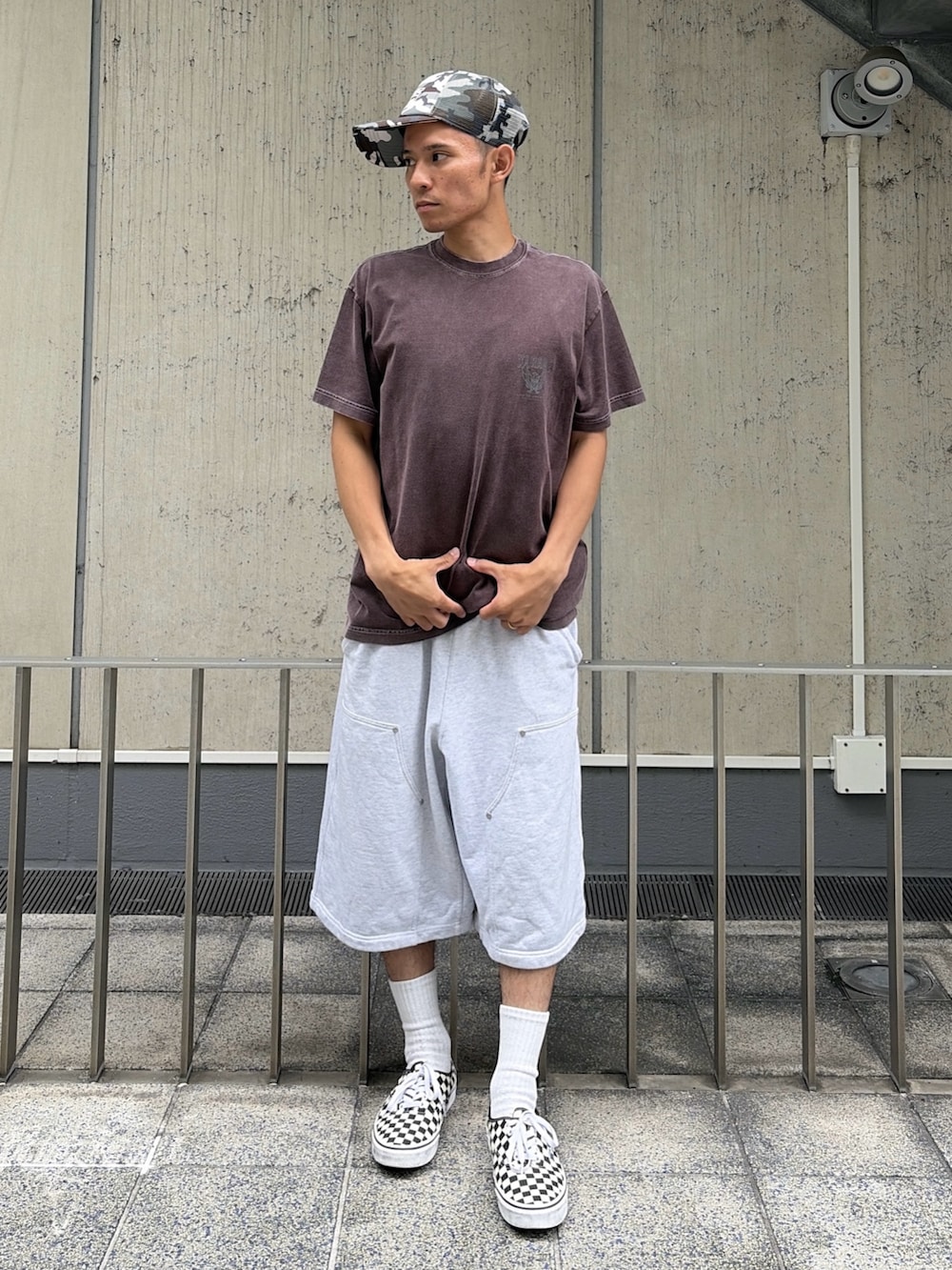 ブラウン系のTシャツ/カットソー、グレー系のスウェットパンツ、その他のキャップを着用したメンズの夏コーディネートの2枚目の写真