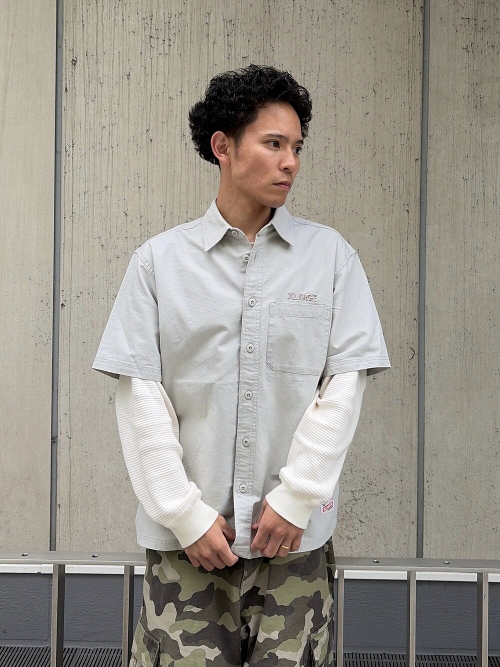 その他のカーゴパンツ、グレー系のシャツ/ブラウス、ホワイト系のTシャツ/カットソーを着用したメンズの春コーディネートの5枚目の写真