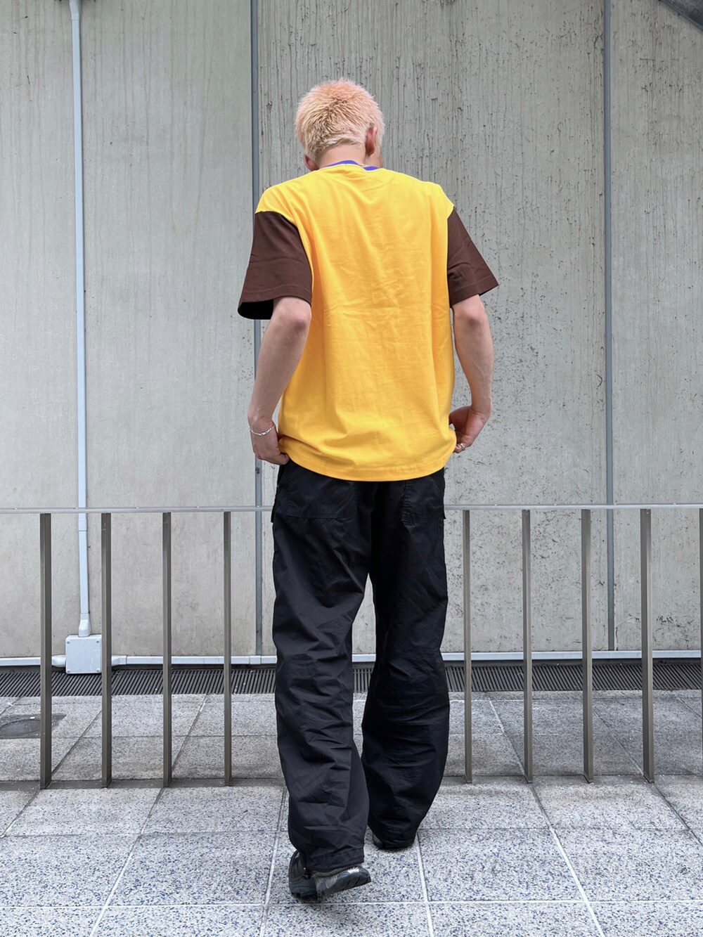 ブラック系のその他パンツ、イエロー系のTシャツ/カットソーを着用したメンズの春コーディネートの4枚目の写真