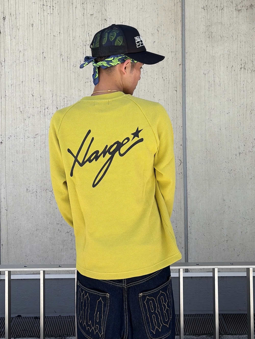 その他のTシャツ/カットソー、ブルー系のデニムパンツ、ブラック系のキャップを着用したメンズの夏コーディネートの8枚目の写真