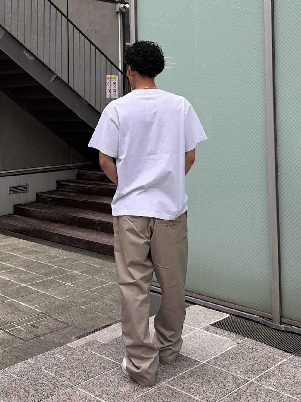 グリーン系のその他パンツ、ホワイト系のTシャツ/カットソーを着用したメンズの春コーディネートの4枚目の写真
