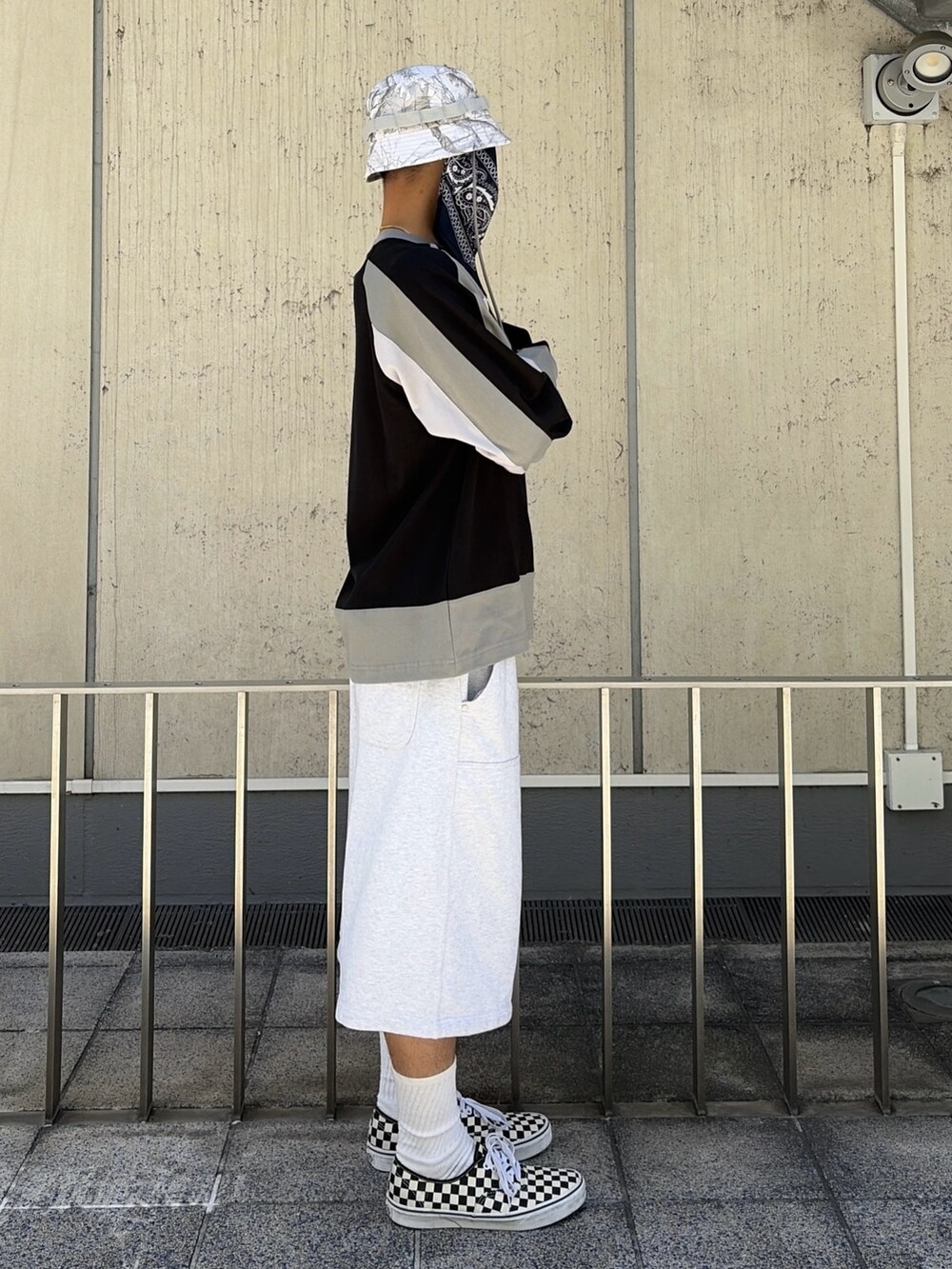 ブルー系のTシャツ/カットソー、グレー系のスウェットパンツ、その他のハットを着用したメンズの夏コーディネートの4枚目の写真