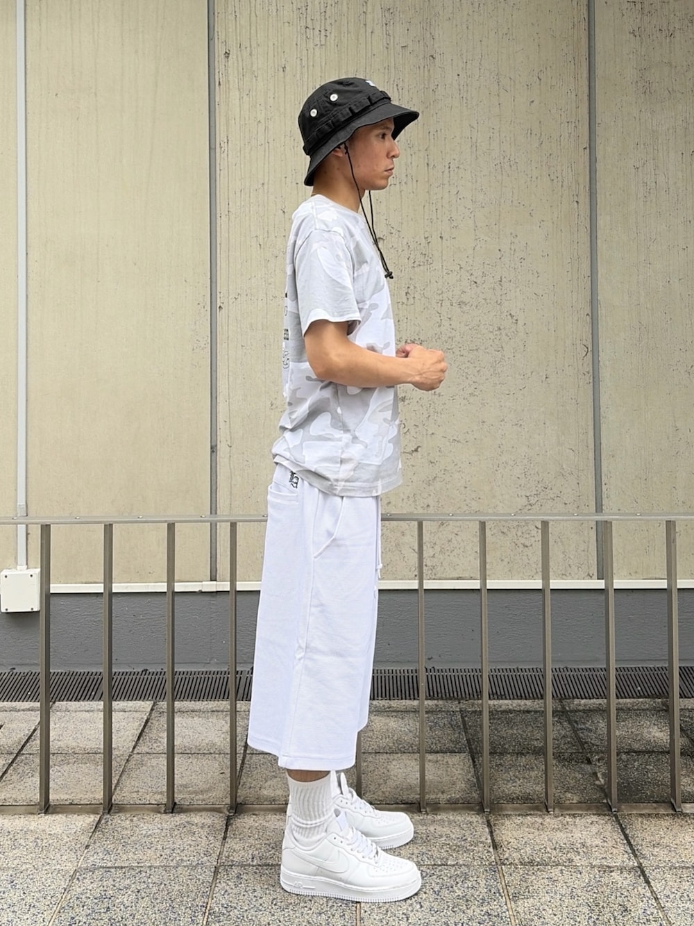 その他のTシャツ/カットソー、ホワイト系のその他パンツ、ブラック系のハットを着用したメンズの夏コーディネートの2枚目の写真