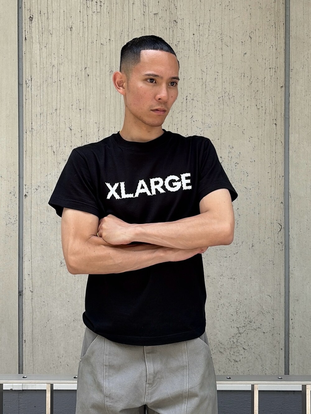 ピンク系のTシャツ/カットソー、グレー系のその他パンツを着用したメンズの夏コーディネートの6枚目の写真
