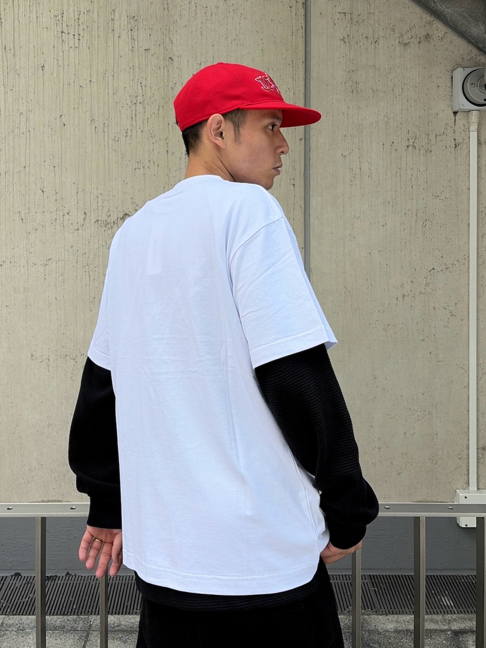 パープル系のTシャツ/カットソー、その他のTシャツ/カットソー、グレー系のその他パンツを着用したメンズの夏コーディネートの9枚目の写真