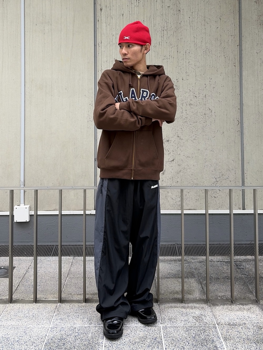 ブラウン系のパーカー、レッド系のその他パンツ、レッド系のニットキャップ/ビーニーを着用したメンズの秋コーディネートの3枚目の写真