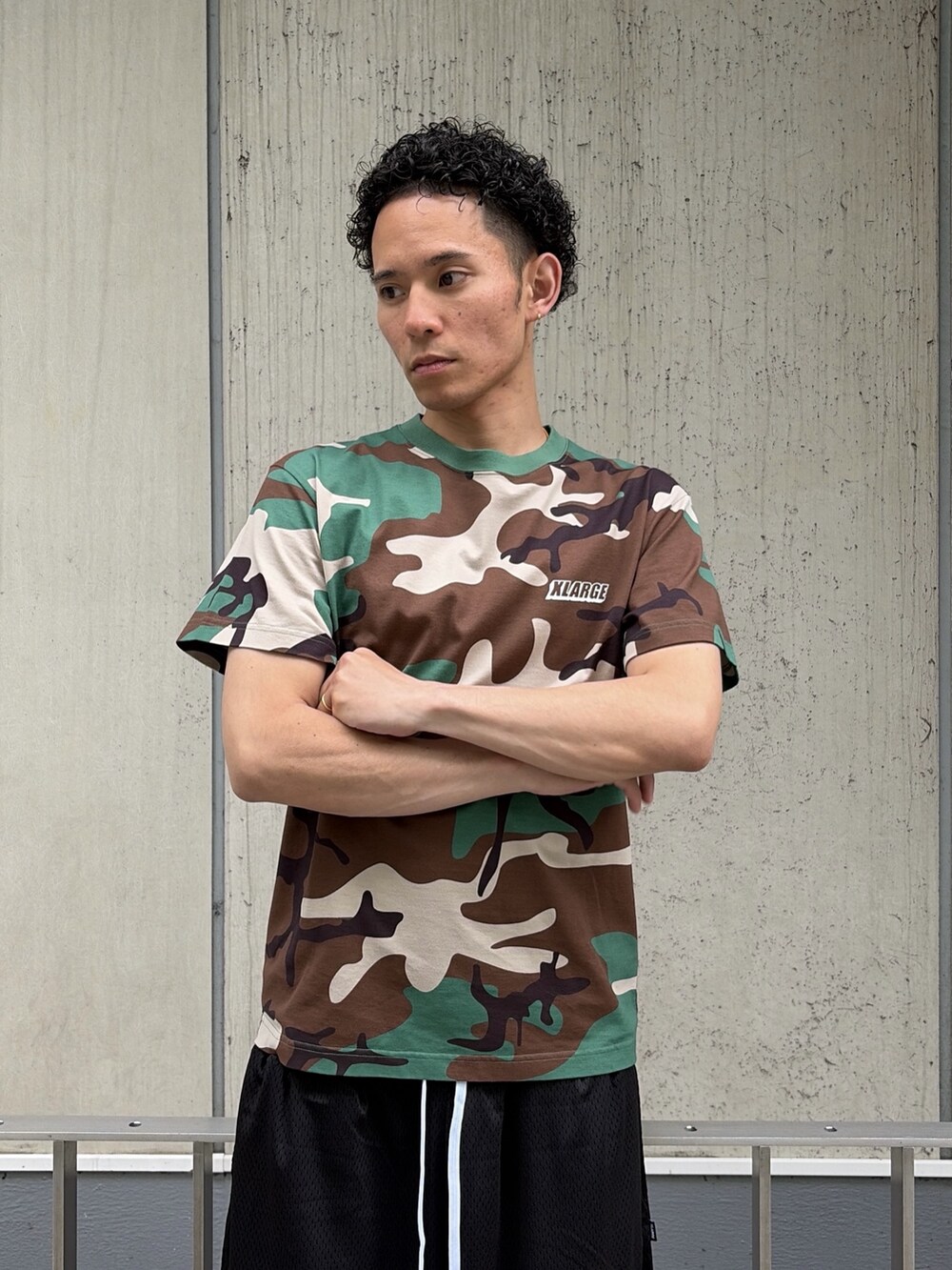 その他のTシャツ/カットソー、ブラック系のその他パンツを着用したメンズの夏コーディネートの6枚目の写真