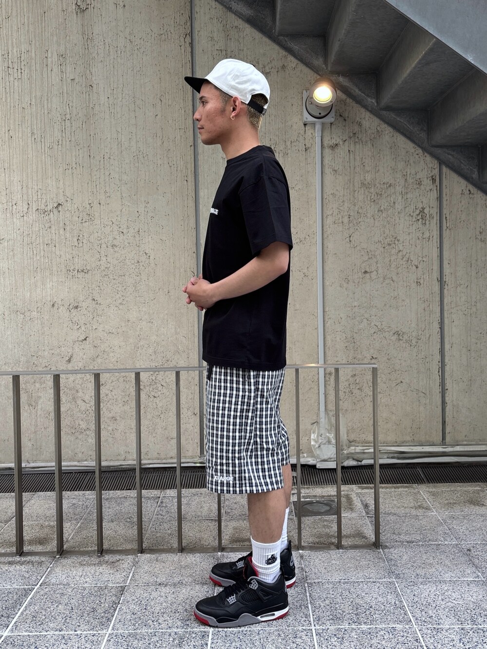 ブラック系のTシャツ/カットソー、ブルー系のその他パンツ、ホワイト系のキャップを着用したメンズの春コーディネートの3枚目の写真