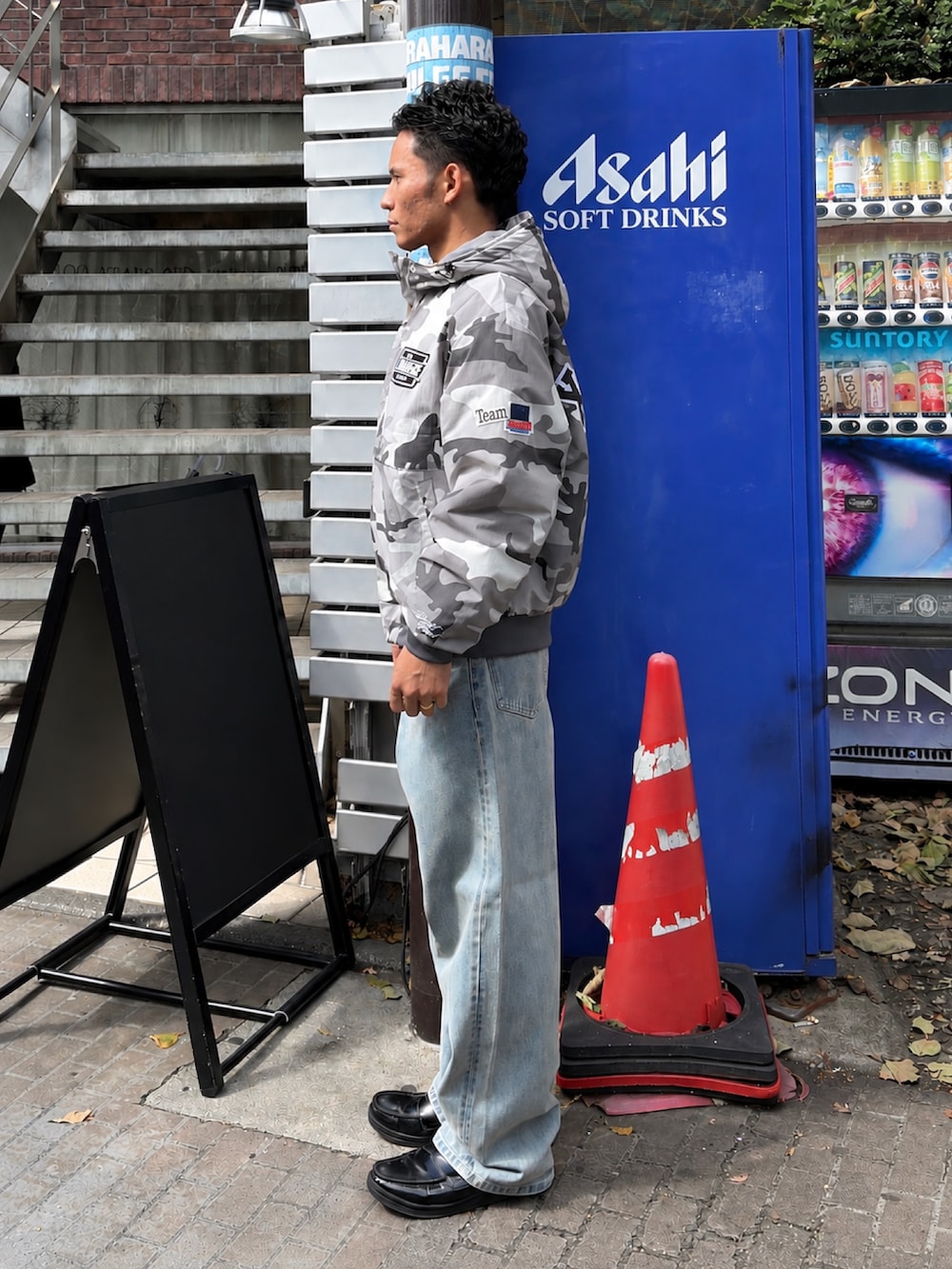 その他のブルゾン、ブルー系のデニムパンツを着用したメンズの秋コーディネートの4枚目の写真