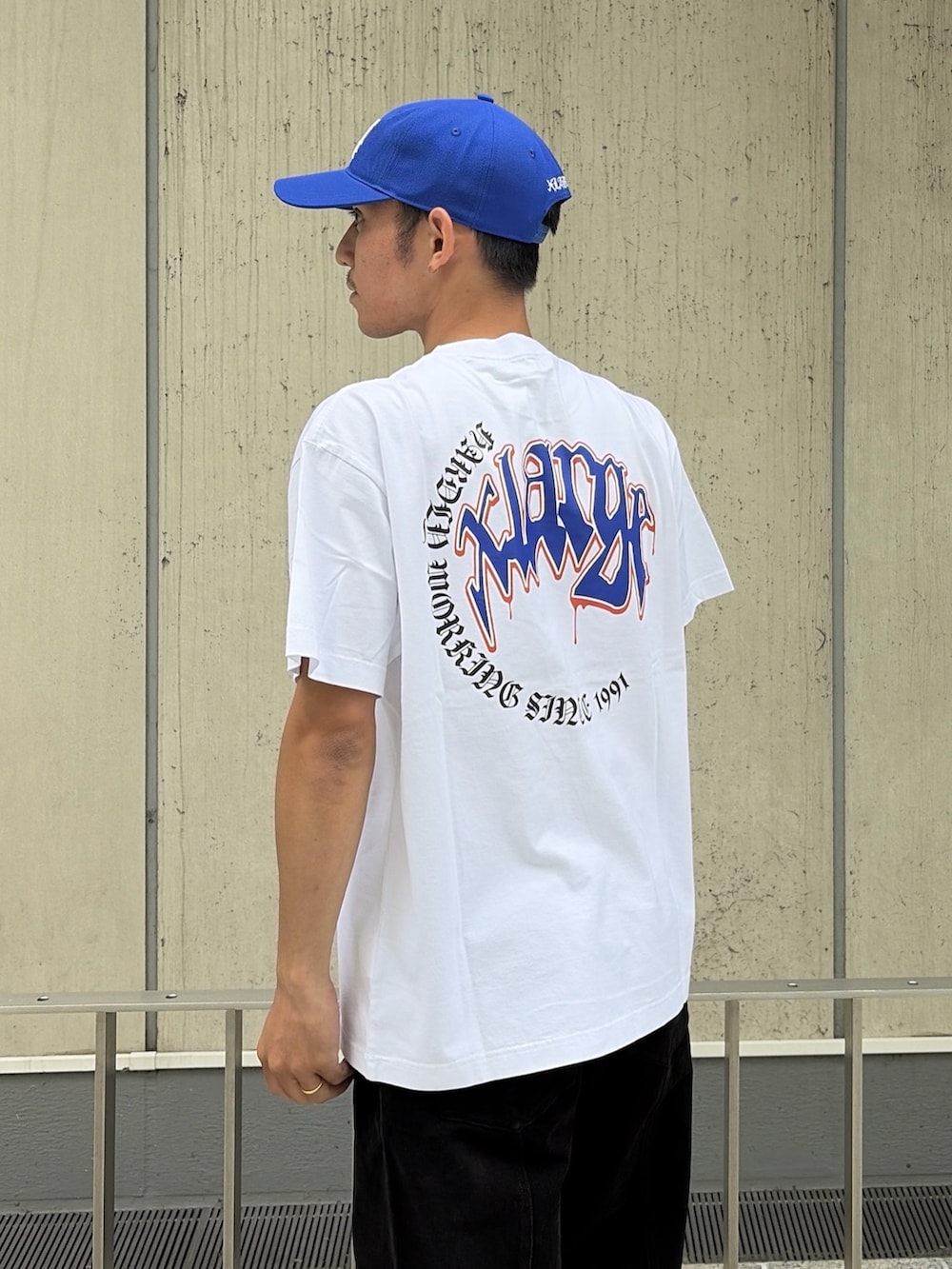 ブラック系のベスト、ホワイト系のTシャツ/カットソー、グレー系のその他パンツを着用したメンズの夏コーディネートの9枚目の写真
