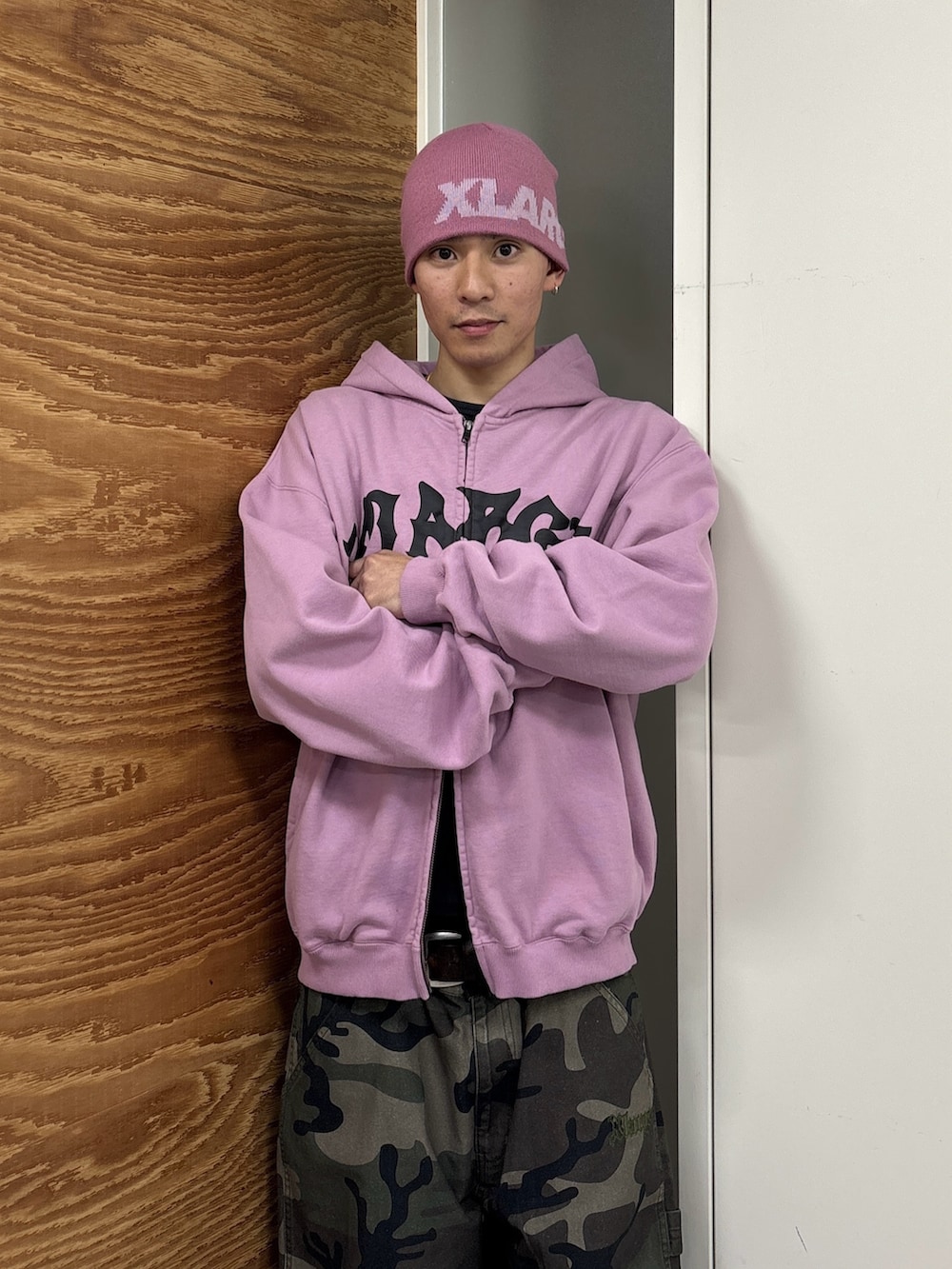 ピンク系のパーカー、その他のその他パンツ、ピンク系のニットキャップ/ビーニーを着用したメンズの冬コーディネートの5枚目の写真