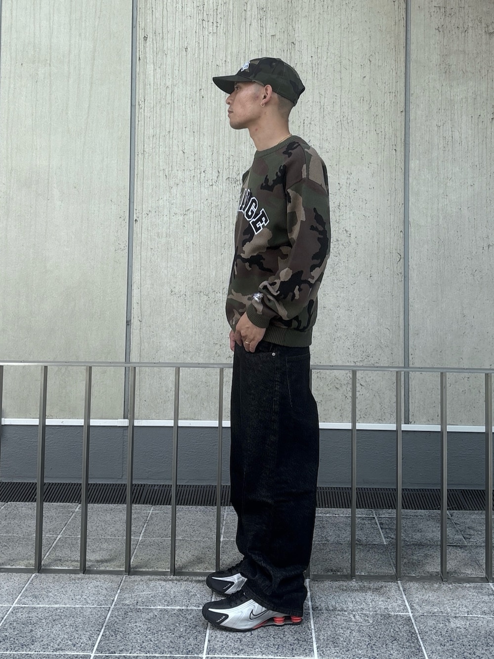 ブラック系のデニムパンツ、その他のニット/セーター、その他のキャップを着用したメンズの秋コーディネートの3枚目の写真