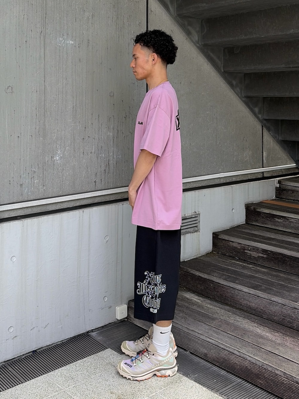 ピンク系のTシャツ/カットソー、その他のその他パンツを着用したメンズの夏コーディネートの2枚目の写真