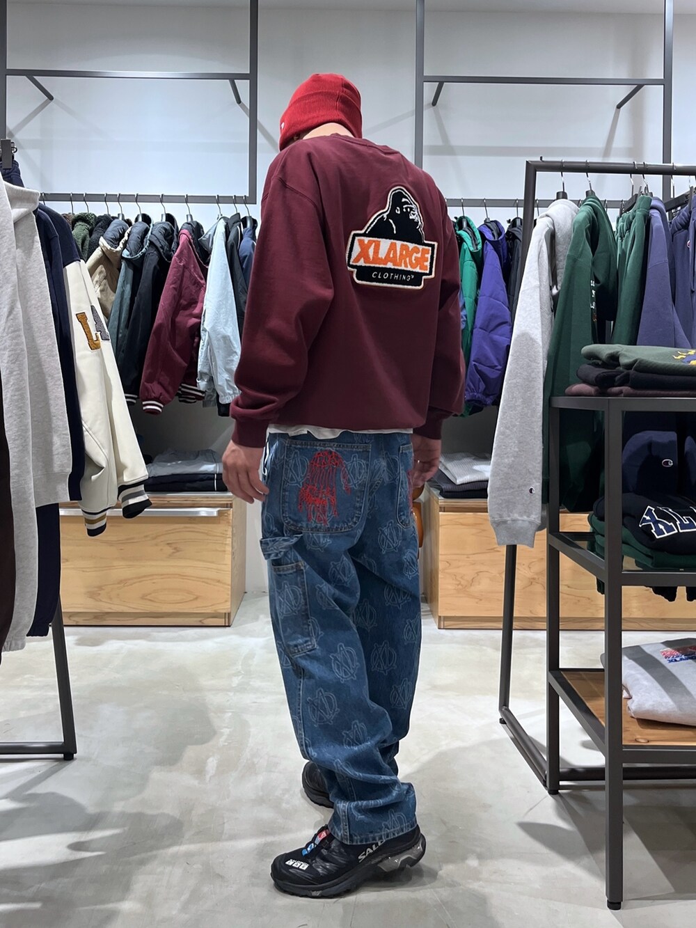 レッド系のスウェット、ブルー系のデニムパンツ、レッド系のニットキャップ/ビーニーを着用したメンズの冬コーディネートの4枚目の写真