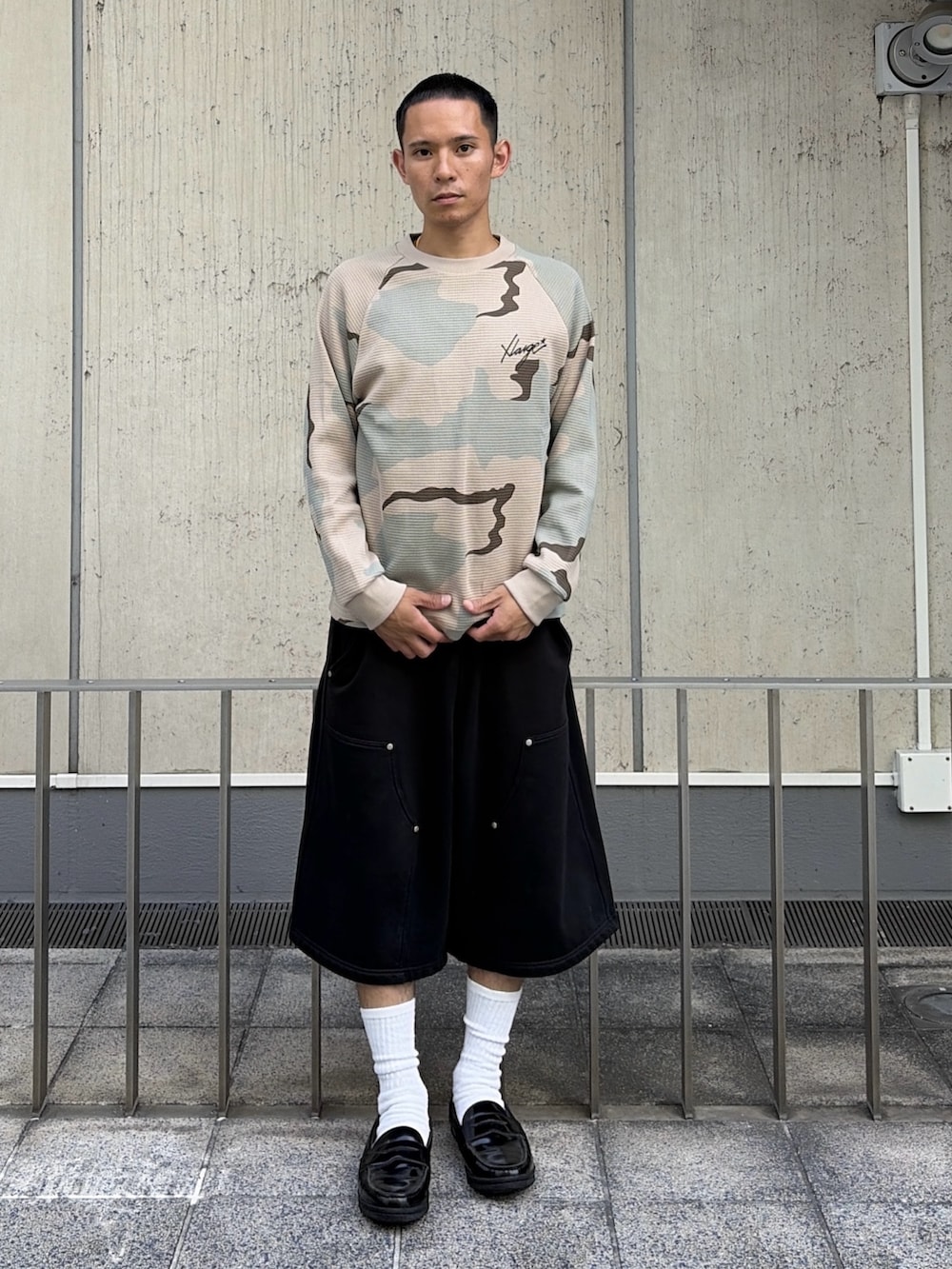 ピンク系のTシャツ/カットソー、その他のTシャツ/カットソー、グレー系のスウェットパンツを着用したメンズの夏コーディネートの7枚目の写真