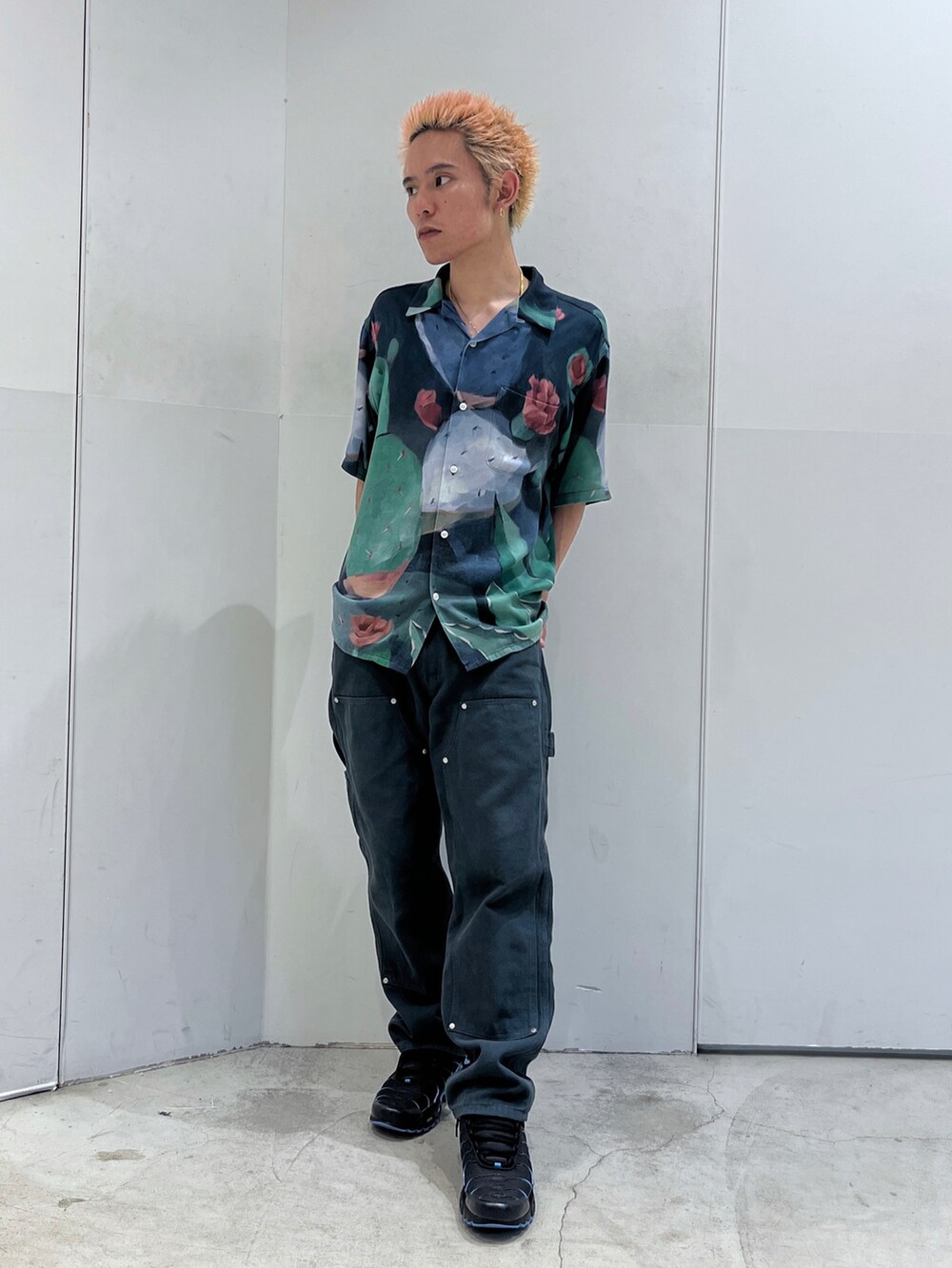 ベージュ系のシャツ/ブラウス、ブラック系のその他パンツを着用したメンズの夏コーディネートの2枚目の写真