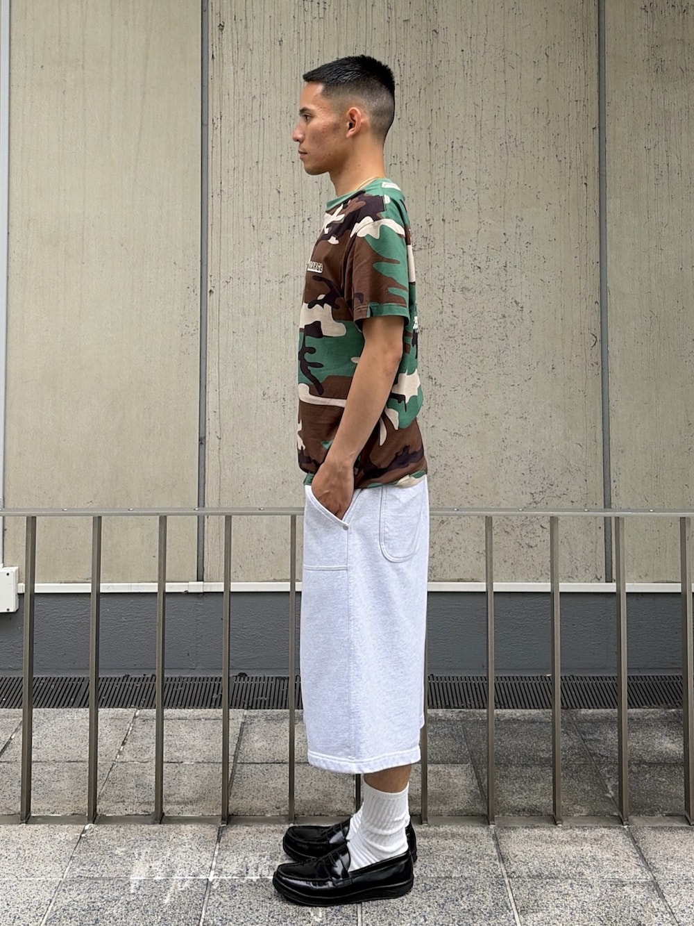 その他のTシャツ/カットソー、グレー系のスウェットパンツを着用したメンズの夏コーディネートの2枚目の写真