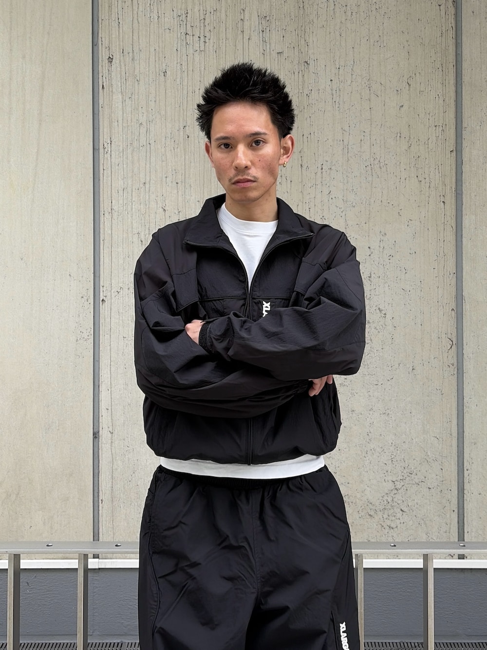 ブラック系のナイロンジャケット、ブラック系のその他パンツを着用したメンズの春コーディネートの5枚目の写真