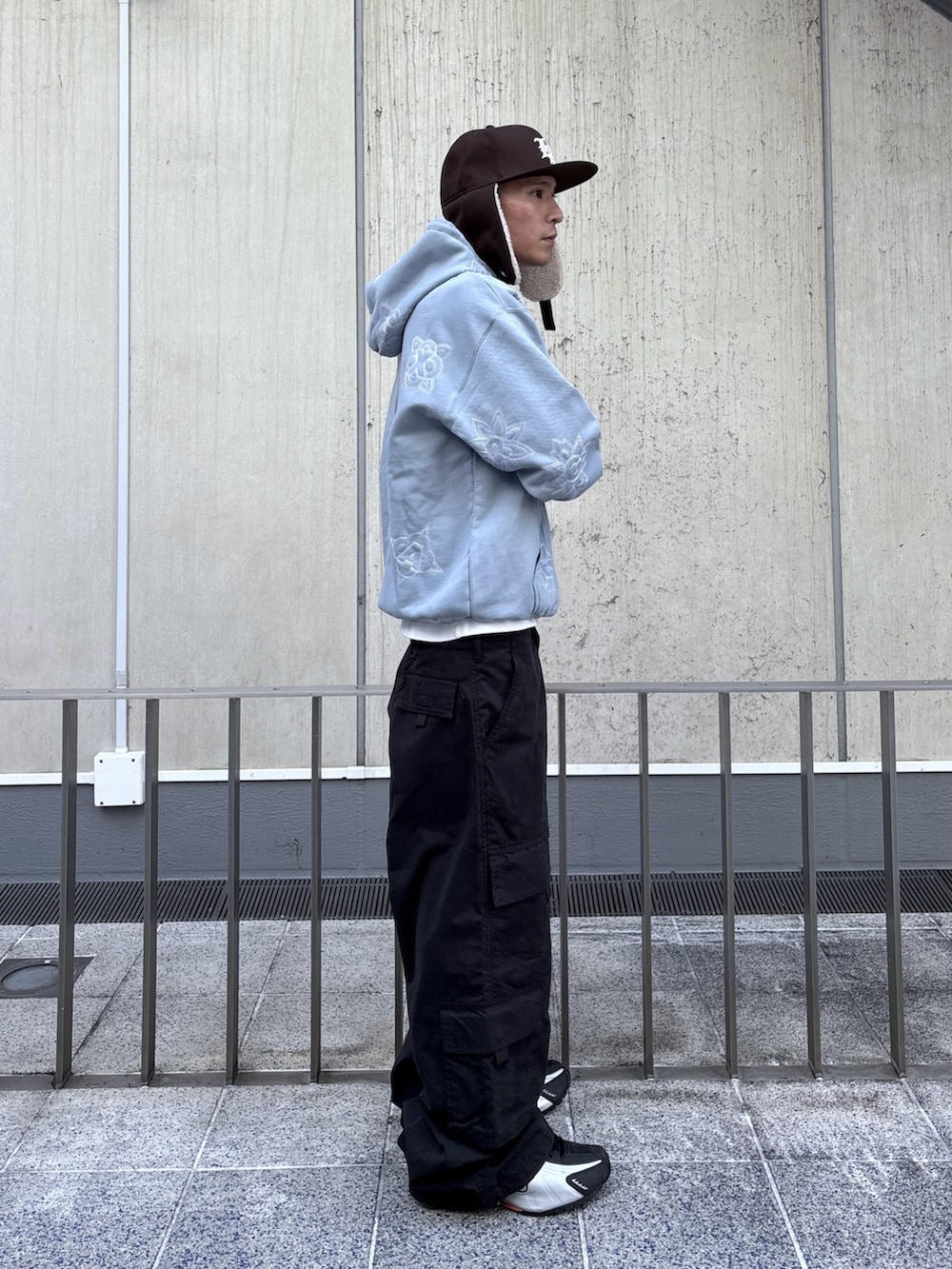 ブルー系のパーカー、ブラック系のカーゴパンツを着用したメンズの秋コーディネートの4枚目の写真