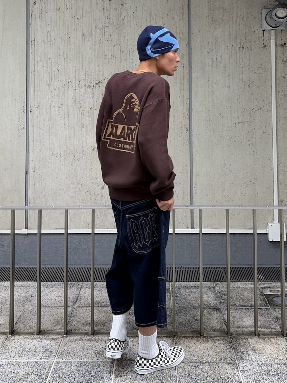 ブラウン系のニット/セーター、ブルー系のデニムパンツ、ブルー系のキャップを着用したメンズの秋コーディネートの6枚目の写真