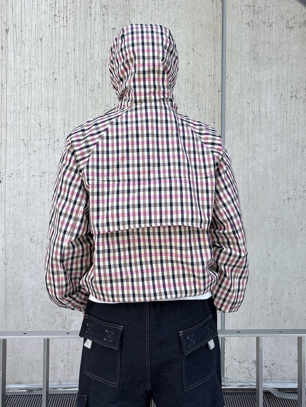 ピンク系のその他アウター、ブラック系のスウェットパンツを着用したメンズの春コーディネートの8枚目の写真