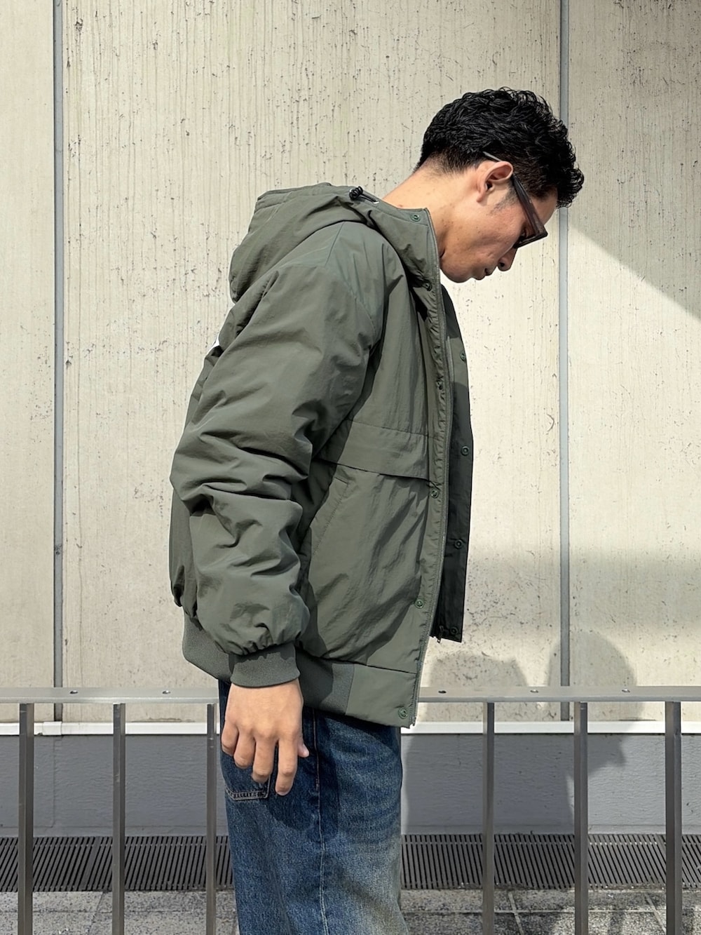 ホワイト系のTシャツ/カットソー、その他のブルゾン、ブルー系のデニムパンツを着用したメンズの秋コーディネートの7枚目の写真