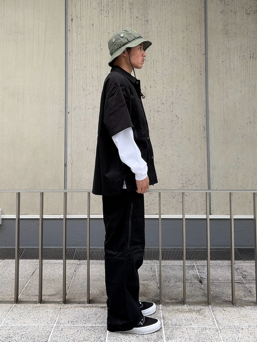 ブラック系のシャツ/ブラウス、ホワイト系のTシャツ/カットソー、ブラック系のその他パンツを着用したメンズの春コーディネートの3枚目の写真