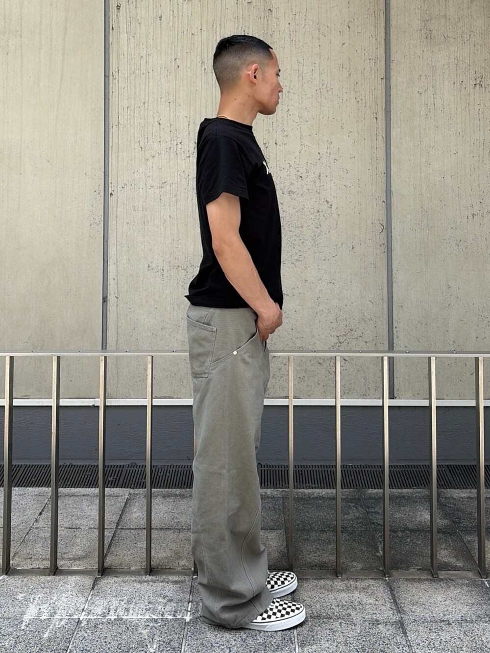 ピンク系のTシャツ/カットソー、グレー系のその他パンツを着用したメンズの夏コーディネートの3枚目の写真
